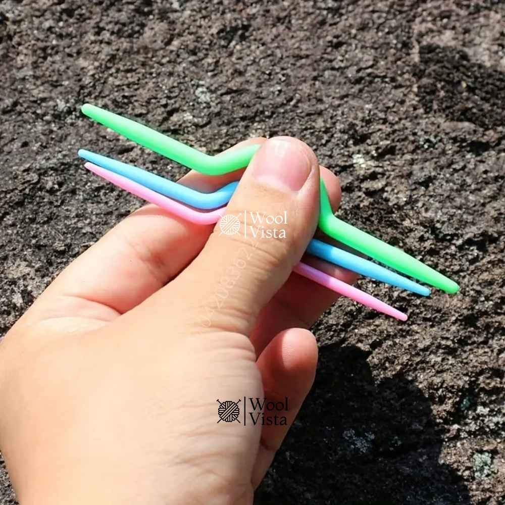 PLASTIC KNITTING CABLE NEEDLES - (PACK OF 3)