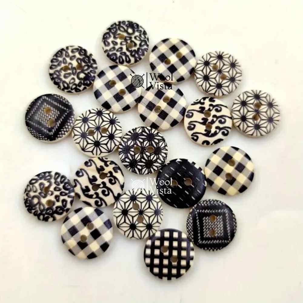 BLACK & WHITE PLAID WOODEN BUTTONS – DIY CLOTHING & CRAFT ACCESSORIES (10 BUTTONS)