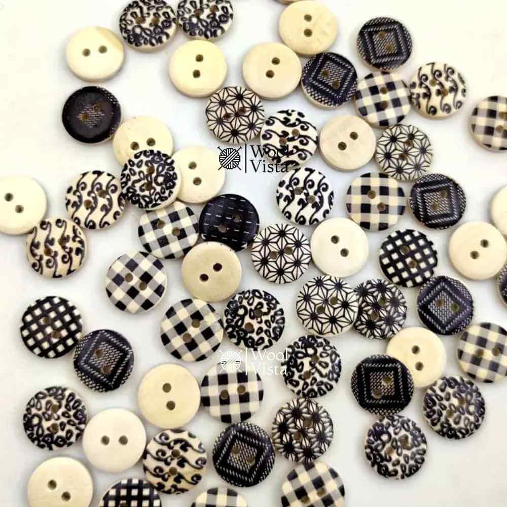 BLACK & WHITE PLAID WOODEN BUTTONS – DIY CLOTHING & CRAFT ACCESSORIES (10 BUTTONS)