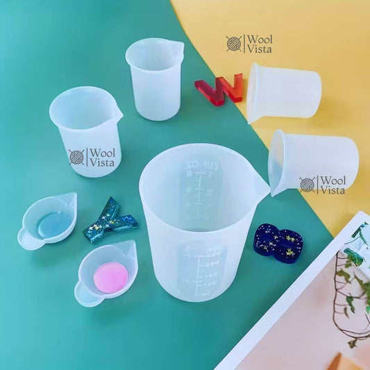 TRANSPARENT PLASTIC MEASURING CUP – DURABLE PORTABLE BEAKER WITH CLEAR SCALE, AVAILABLE IN MULTIPLE CAPACITIES